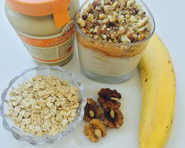 Гранола с бананом и арахисовой пастой