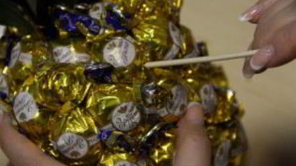 ананас из конфет