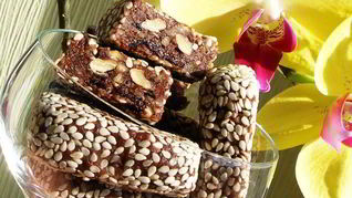 Конфетки из чернослива, грецких орехов и шоколада