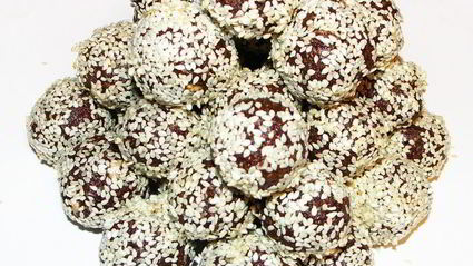 конфетки из чернослива, грецких орехов и шоколада