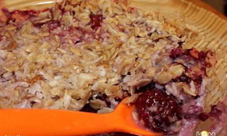 Рецепт крамбля с ежевикой и кокосовым молоком