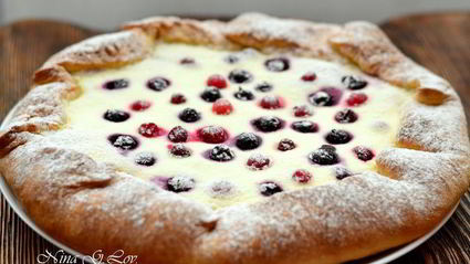 бархатная галета с творожным кремом и ягодами