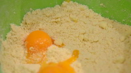 бархатная галета с творожным кремом и ягодами