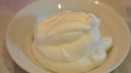 бархатная галета с творожным кремом и ягодами