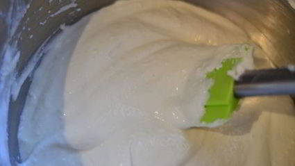 бархатная галета с творожным кремом и ягодами