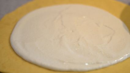 бархатная галета с творожным кремом и ягодами