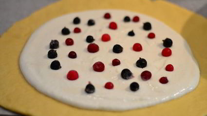бархатная галета с творожным кремом и ягодами