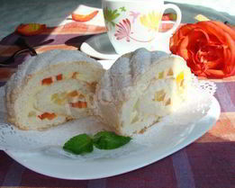 Бисквитный рулет на белках с заварным кремом и экзотическими фруктами