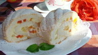 Бисквитный рулет на белках с заварным кремом и экзотическими фруктами