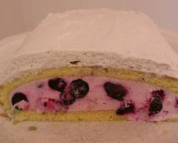 Бисквитный рулет с йогуртовым кремом и ягодами