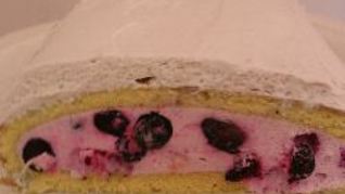 Бисквитный рулет с йогуртовым кремом и ягодами