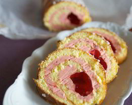 Бисквитный рулет с клубничным кремом