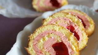 Бисквитный рулет с клубничным кремом