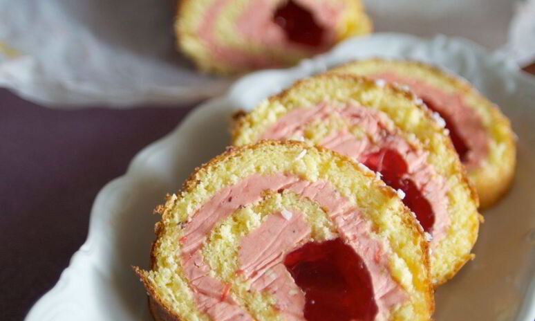 Рецепт бисквитного рулета с клубничным кремом