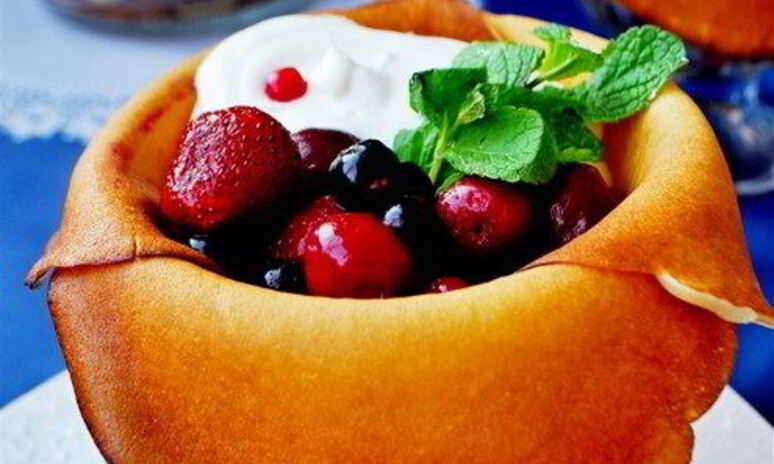 Рецепт блинчиков десертных с сырным кремом и ягодами