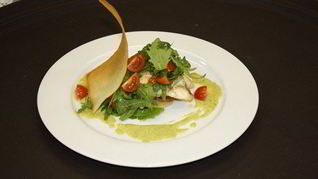 Камбала с картофелем, рукколой, помидорами черри и кремом из спаржи и пастернака