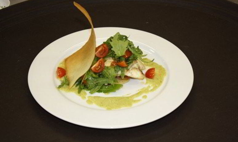 Рецепт камбалы с картофелем, рукколой, помидорами черри и кремом из спаржи и пастернака