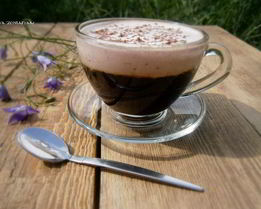 Кофе с белково-клубничным кремом