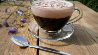 Кофе с белково-клубничным кремом