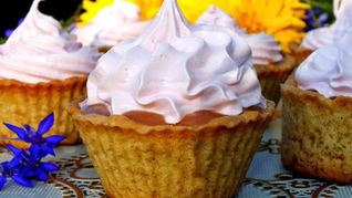 Корзиночки с яблочным пюре и белковым кремом