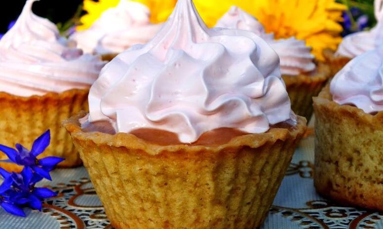 Рецепт корзиночек с яблочным пюре и белковым кремом