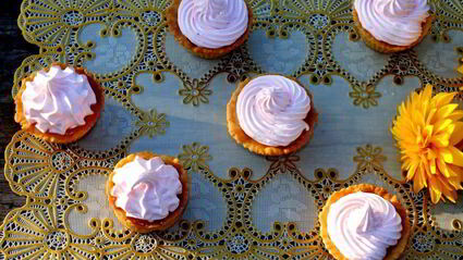 корзиночки с яблочным пюре и белковым кремом