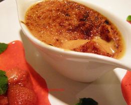 Крем-брюле с малиново-клубничным соусом