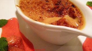 Крем-брюле с малиново-клубничным соусом