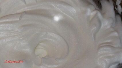 крем-брюле с малиново-клубничным соусом