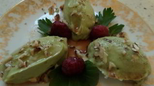 Крем из авокадо с малиновым соусом