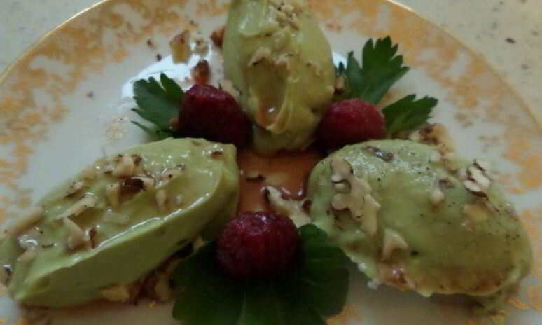 Рецепт крема из авокадо с малиновым соусом