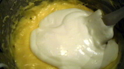 малиновый десерт с кремом патисьер и штрейзелем