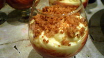 малиновый десерт с кремом патисьер и штрейзелем