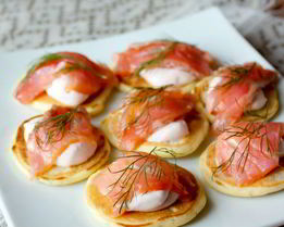 Мини-блинчики с лососем и сметанным кремом