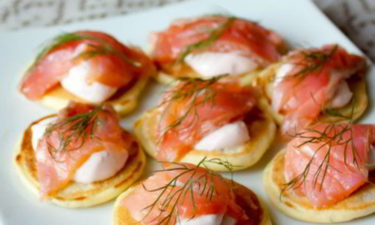 Рецепт мини-блинчиков с лососем и сметанным кремом