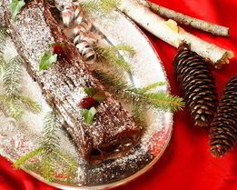 Шоколадное полено с кремом из каштанов и ягодами