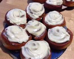 Синнабон — булочки с корицей и сливочным кремом сверху