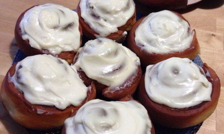 Рецепт синнабона — булочек с корицей и сливочным кремом сверху