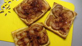 Слойка с консервированной грушей и заварным кремом