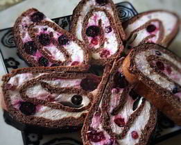 Смородиновый рулет с творожным кремом