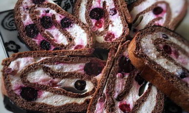 Рецепт смородинового рулета с творожным кремом