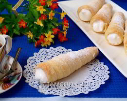 Трубочки из слоеного теста с кремом