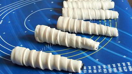 трубочки из слоеного теста с кремом