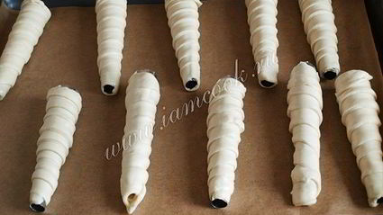 трубочки из слоеного теста с кремом