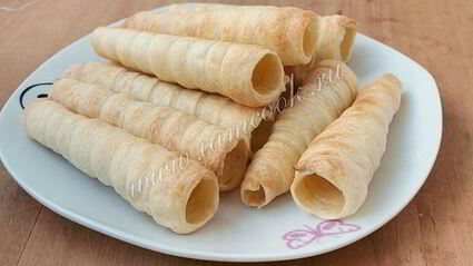 трубочки из слоеного теста с кремом