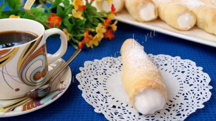 трубочки из слоеного теста с кремом