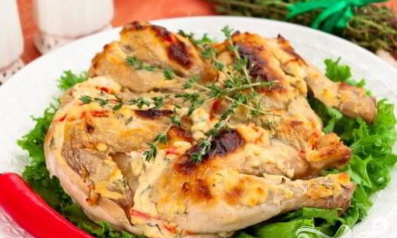 Рецепт цыпленка, запеченного пода кремом из филадельфии, тимьяна, перца и чеснока