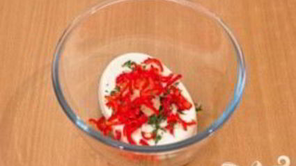 цыпленок, запеченный под кремом из филадельфии, тимьяна, перца и чеснока