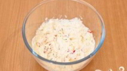 цыпленок, запеченный под кремом из филадельфии, тимьяна, перца и чеснока