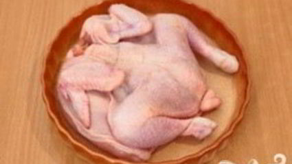 цыпленок, запеченный под кремом из филадельфии, тимьяна, перца и чеснока